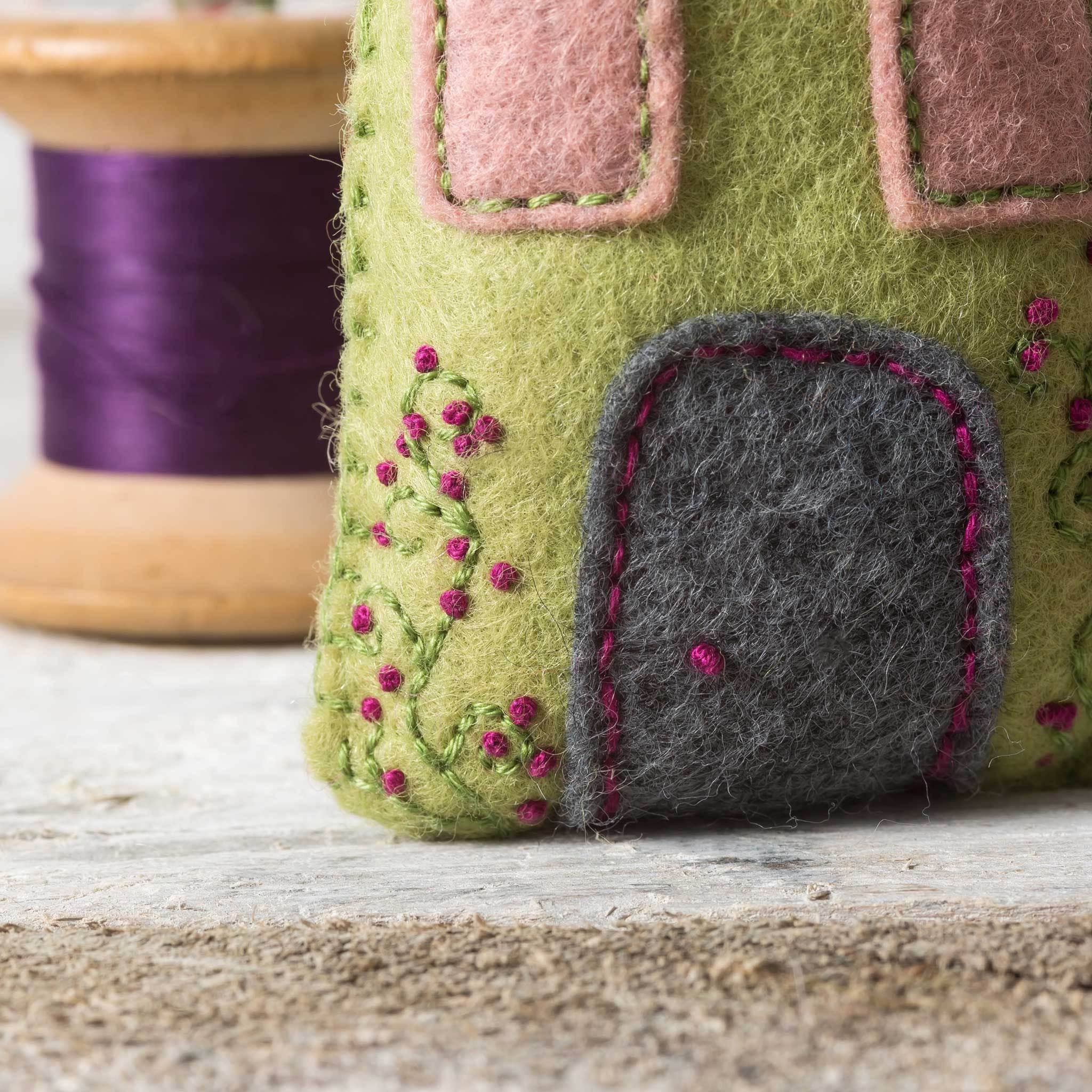 Lavender Houses Felt Craft Kit: English