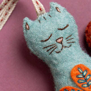 Folk Cat Felt Craft Mini Kit: English