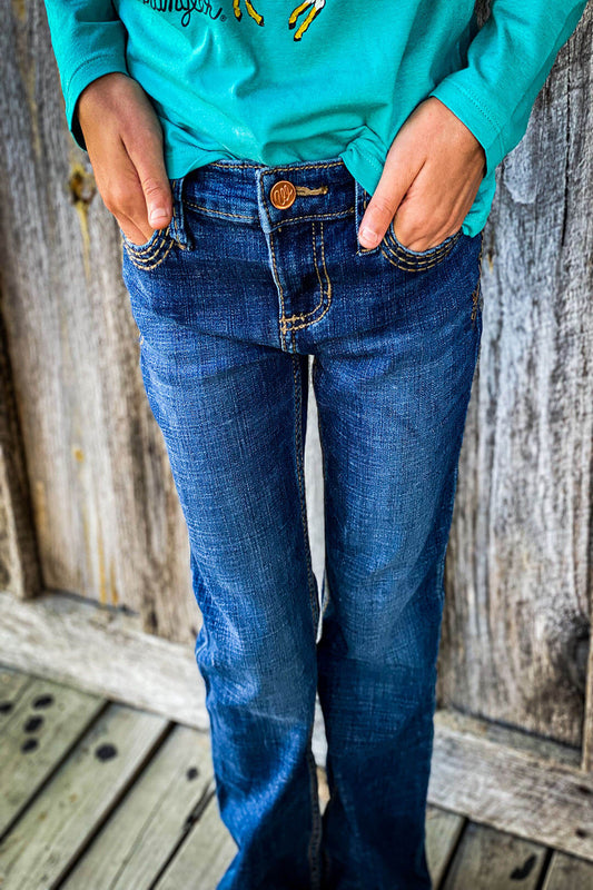 Girl wearing the wrangler retro girls jeans.  The jeans feature zip fly and 2 front/back pockets.