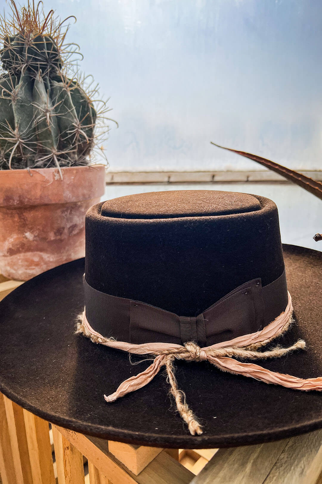 Side view image of the Stetson Kings Row Chocolate Felt Hat. 